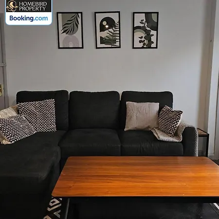 Vakantiehuis Spacious 3-bedroom Semi Detached House By Homebird Management Short Lets & Serviced With Private Parking & Garden