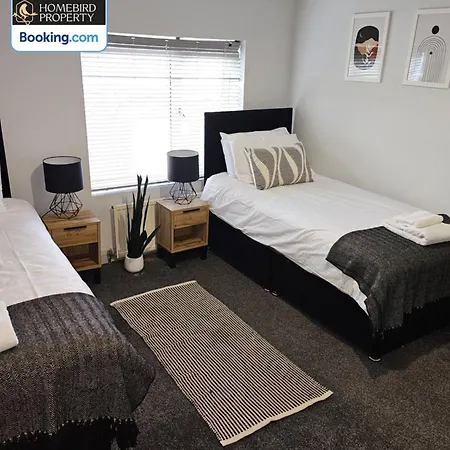 Spacious 3-bedroom Semi Detached House By Homebird Management Short Lets & Serviced With Private Parking & Garden * Leeds (West Yorkshire)