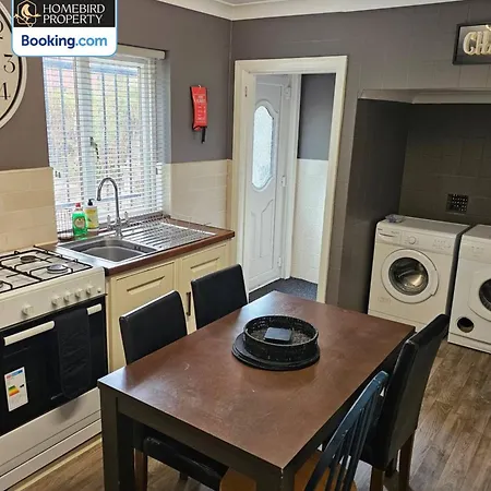 Spacious 3-bedroom Semi Detached House By Homebird Management Short Lets & Serviced With Private Parking & Garden * Leeds (West Yorkshire)