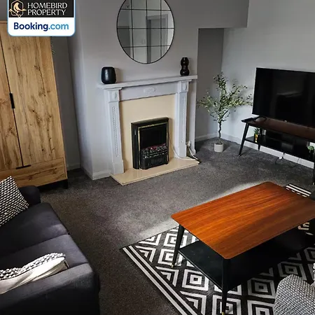 Feriehus Spacious 3-bedroom Semi Detached House By Homebird Management Short Lets & Serviced With Private Parking & Garden