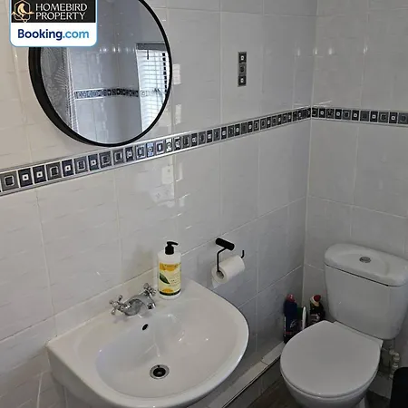 Spacious 3-bedroom Semi Detached House By Homebird Management Short Lets & Serviced With Private Parking & Garden Holiday home Leeds (West Yorkshire)