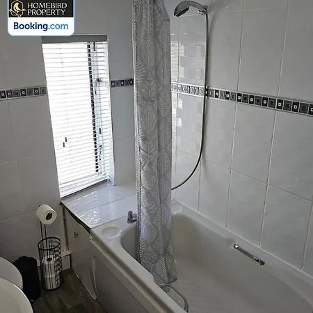 بيت للعطل Spacious 3-bedroom Semi Detached House By Homebird Management Short Lets & Serviced With Private Parking & Garden ليدز