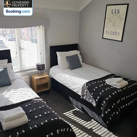 Spacious 3-bedroom Semi Detached House By Homebird Management Short Lets & Serviced With Private Parking & Garden * Leeds (West Yorkshire)