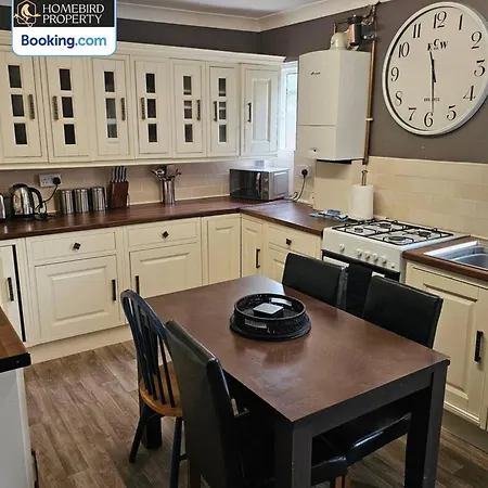 بيت للعطل Spacious 3-bedroom Semi Detached House By Homebird Management Short Lets & Serviced With Private Parking & Garden ليدز