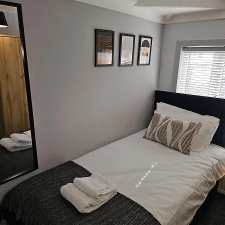 Spacious 3-bedroom Semi Detached House By Homebird Management Short Lets & Serviced With Private Parking & Garden Feriehus