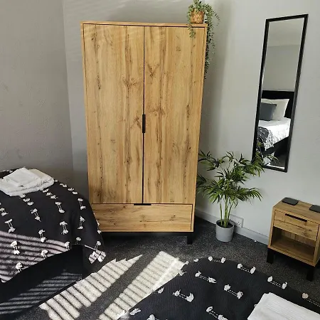 Spacious 3-bedroom Semi Detached House By Homebird Management Short Lets & Serviced With Private Parking & Garden Vakantiehuis Leeds (West Yorkshire)