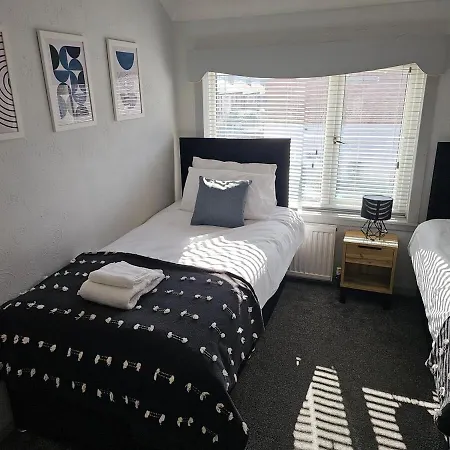 Spacious 3-bedroom Semi Detached House By Homebird Management Short Lets & Serviced With Private Parking & Garden Leeds (West Yorkshire)
