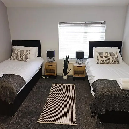 Spacious 3-bedroom Semi Detached House By Homebird Management Short Lets & Serviced With Private Parking & Garden * Leeds (West Yorkshire)