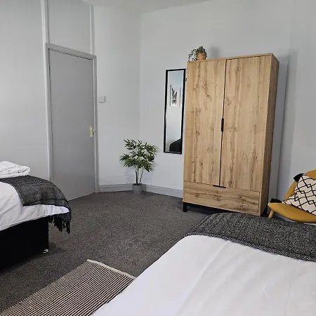 Vakantiehuis Spacious 3-bedroom Semi Detached House By Homebird Management Short Lets & Serviced With Private Parking & Garden