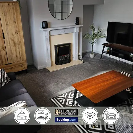 Dom wakacyjny Spacious 3-bedroom Semi Detached House By Homebird Management Short Lets & Serviced With Private Parking & Garden