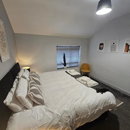 Dom wakacyjny Spacious 3-bedroom Semi Detached House By Homebird Management Short Lets & Serviced With Private Parking & Garden Leeds (West Yorkshire)