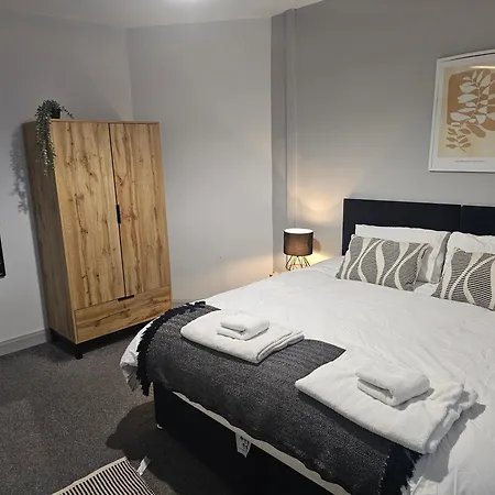 Spacious 3-bedroom Semi Detached House By Homebird Management Short Lets & Serviced With Private Parking & Garden Feriehus