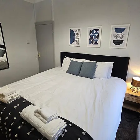 Feriehus Spacious 3-bedroom Semi Detached House By Homebird Management Short Lets & Serviced With Private Parking & Garden *