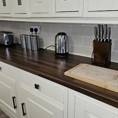 Spacious 3-bedroom Semi Detached House By Homebird Management Short Lets & Serviced With Private Parking & Garden Holiday home