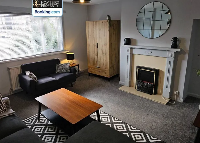 Spacious 3-bedroom Semi Detached House By Homebird Management Short Lets & Serviced With Private Parking & Garden Nyaraló Leeds