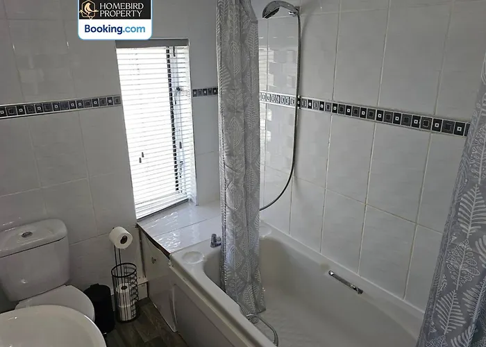 Nyaraló Spacious 3-bedroom Semi Detached House By Homebird Management Short Lets & Serviced With Private Parking & Garden Leeds