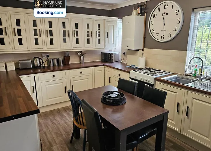 Nyaraló Spacious 3-bedroom Semi Detached House By Homebird Management Short Lets & Serviced With Private Parking & Garden Leeds