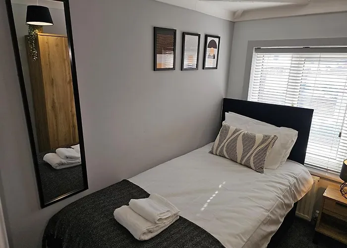 Spacious 3-bedroom Semi Detached House By Homebird Management Short Lets & Serviced With Private Parking & Garden Nyaraló