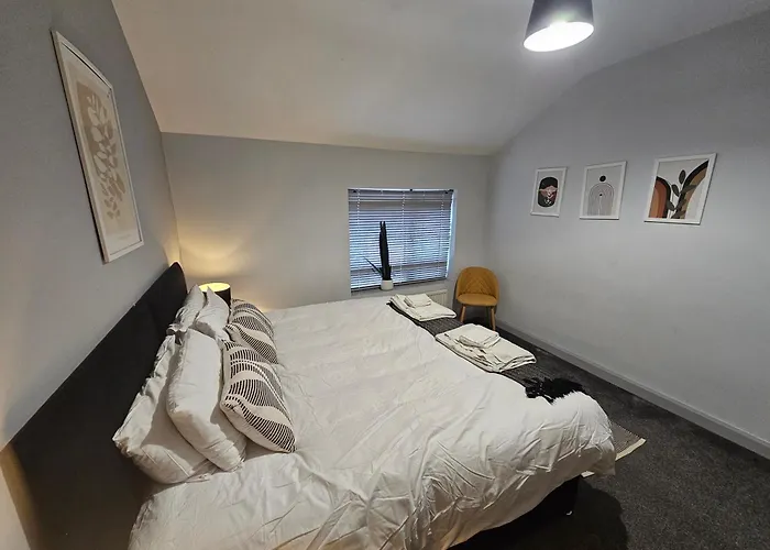 Nyaraló Spacious 3-bedroom Semi Detached House By Homebird Management Short Lets & Serviced With Private Parking & Garden Leeds