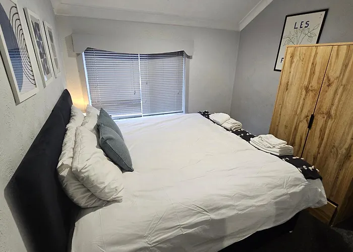 Nyaraló Spacious 3-bedroom Semi Detached House By Homebird Management Short Lets & Serviced With Private Parking & Garden *