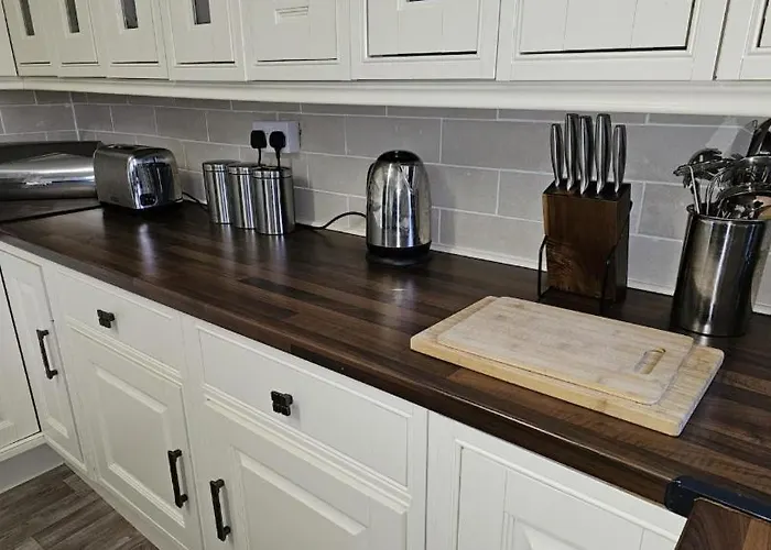 Spacious 3-bedroom Semi Detached House By Homebird Management Short Lets & Serviced With Private Parking & Garden Nyaraló