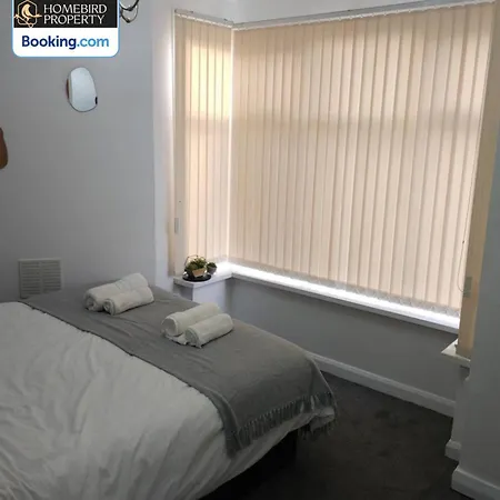 Spacious 3-bedroom Semi Detached House By Homebird Management Short Lets & Serviced With Private Parking & Garden Holiday home Leeds (West Yorkshire)