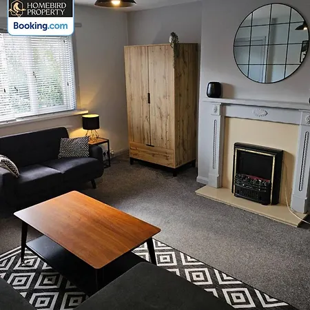 Spacious 3-bedroom Semi Detached House By Homebird Management Short Lets & Serviced With Private Parking & Garden Holiday home Leeds (West Yorkshire)