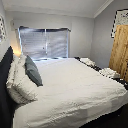 Holiday home Spacious 3-bedroom Semi Detached House By Homebird Management Short Lets & Serviced With Private Parking & Garden *