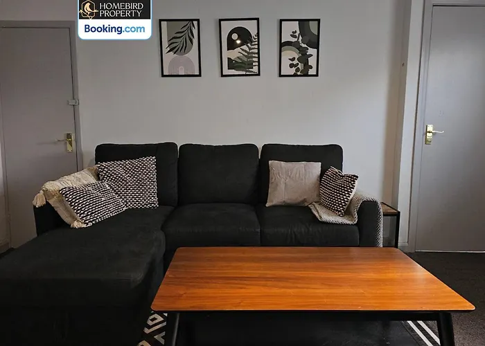 Holiday home Spacious 3-bedroom Semi Detached House By Homebird Management Short Lets & Serviced With Private Parking & Garden