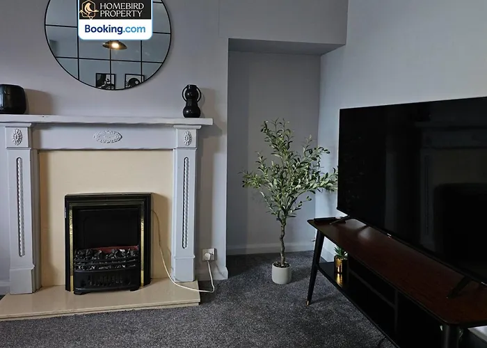 Spacious 3-bedroom Semi Detached House By Homebird Management Short Lets & Serviced With Private Parking & Garden Holiday home *