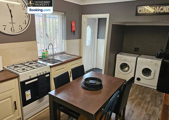 Spacious 3-bedroom Semi Detached House By Homebird Management Short Lets & Serviced With Private Parking & Garden * Leeds (West Yorkshire)