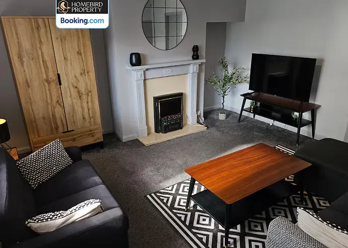 Holiday home Spacious 3-bedroom Semi Detached House By Homebird Management Short Lets & Serviced With Private Parking & Garden