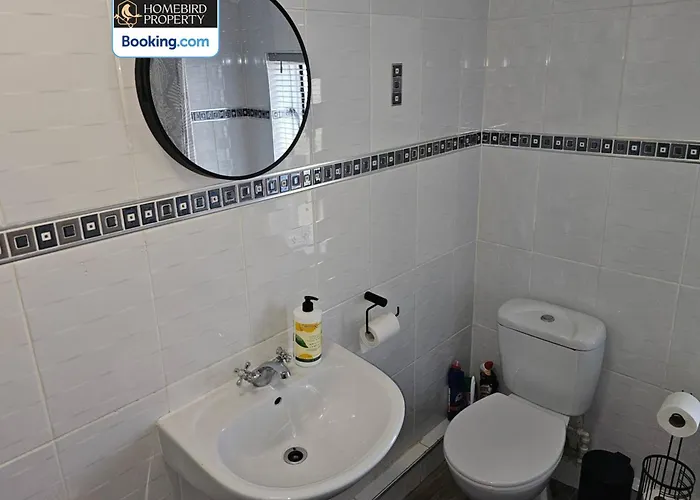 Spacious 3-bedroom Semi Detached House By Homebird Management Short Lets & Serviced With Private Parking & Garden Holiday home Leeds (West Yorkshire)