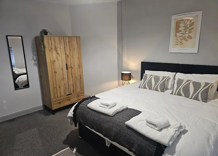 Spacious 3-bedroom Semi Detached House By Homebird Management Short Lets & Serviced With Private Parking & Garden Holiday home