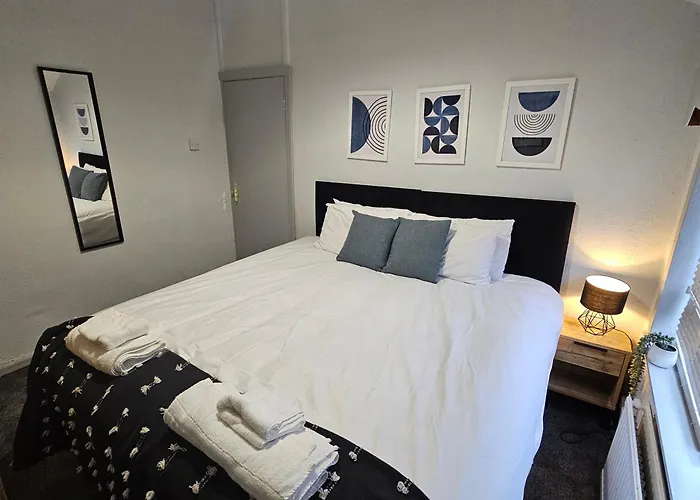 Holiday home Spacious 3-bedroom Semi Detached House By Homebird Management Short Lets & Serviced With Private Parking & Garden *